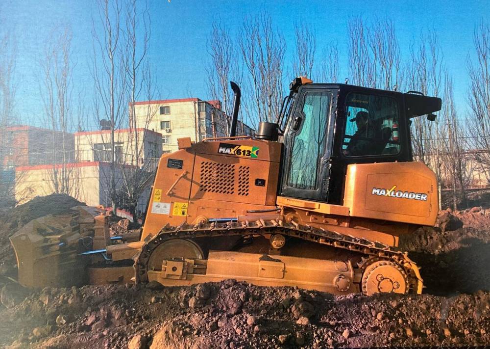 Trator de esteira MAX613